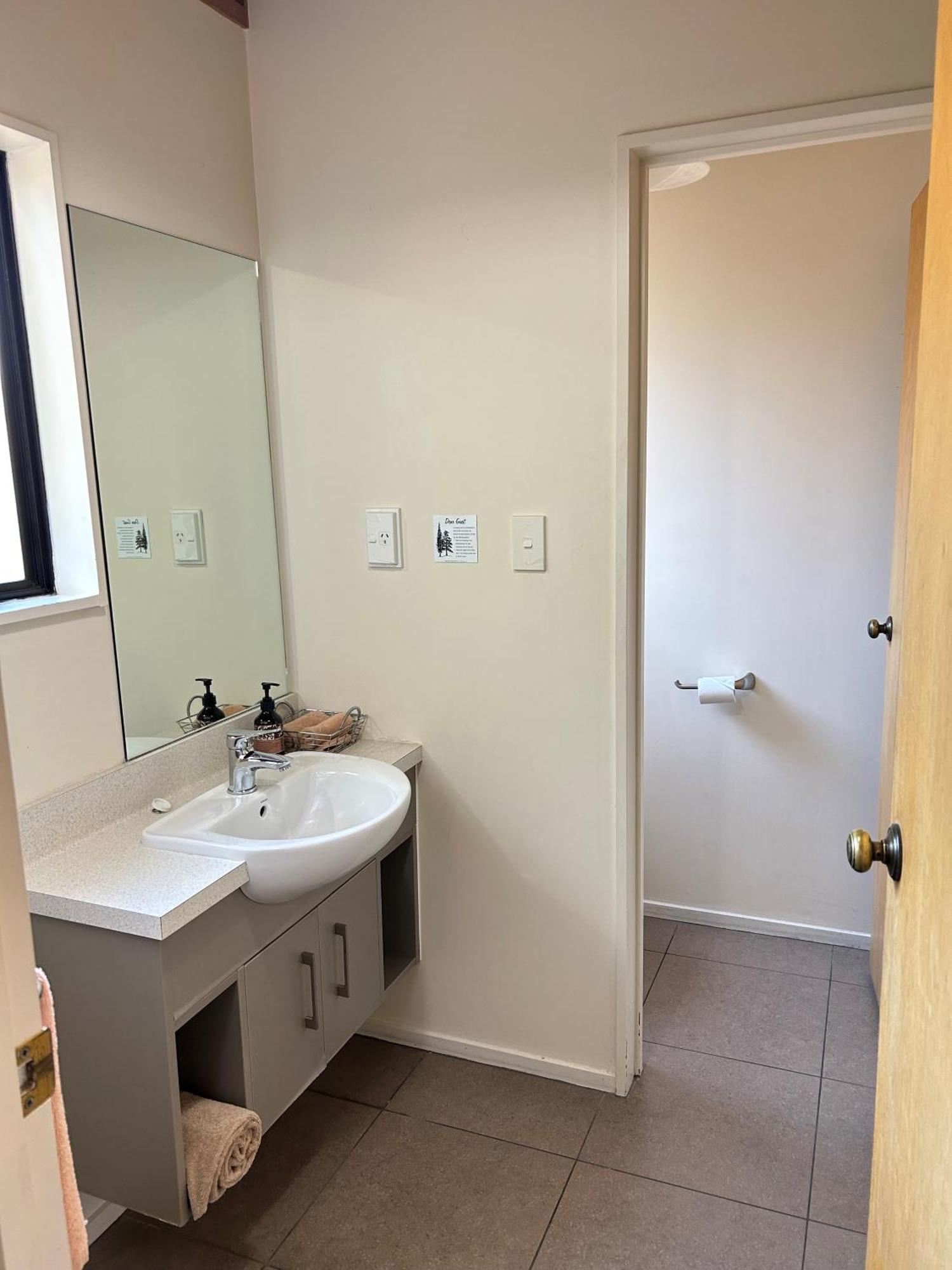 The Hobbit Motorlodge Motel 4*